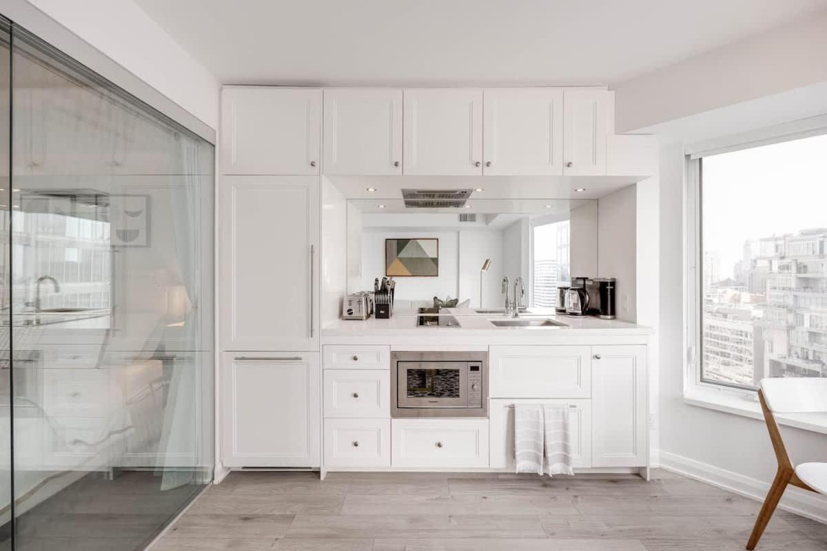 Lux 1BR Yorkville Condo Fast WiFi and Work Desk - Ferienwohnung Toronto