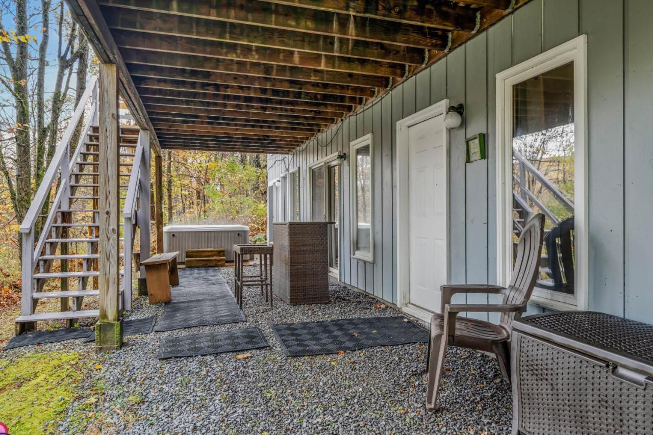 Serendipity -- Hot Tub - Pet Friendly - Fire Pit - Grill - Porch - Deck - Wifi - Pool Access - Games - B&B Berkeley Springs