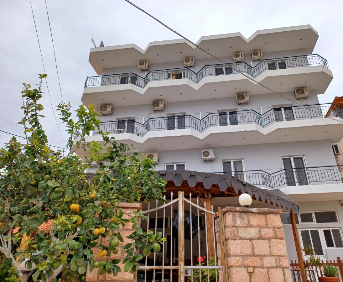 ARILEO ROOMs - B&B Himarë