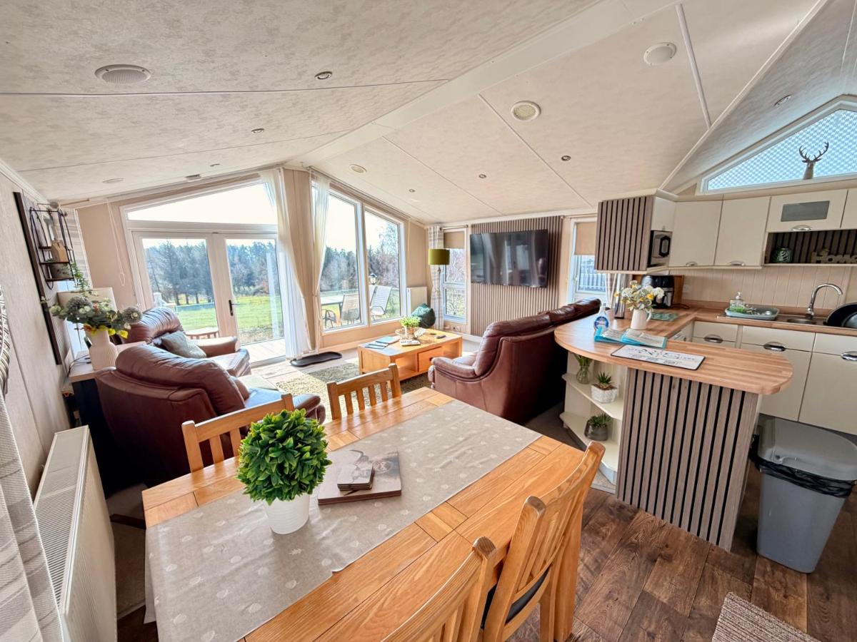 Hot Tub Lodge with Panoramic Views & Free Golf - B&B Swarland