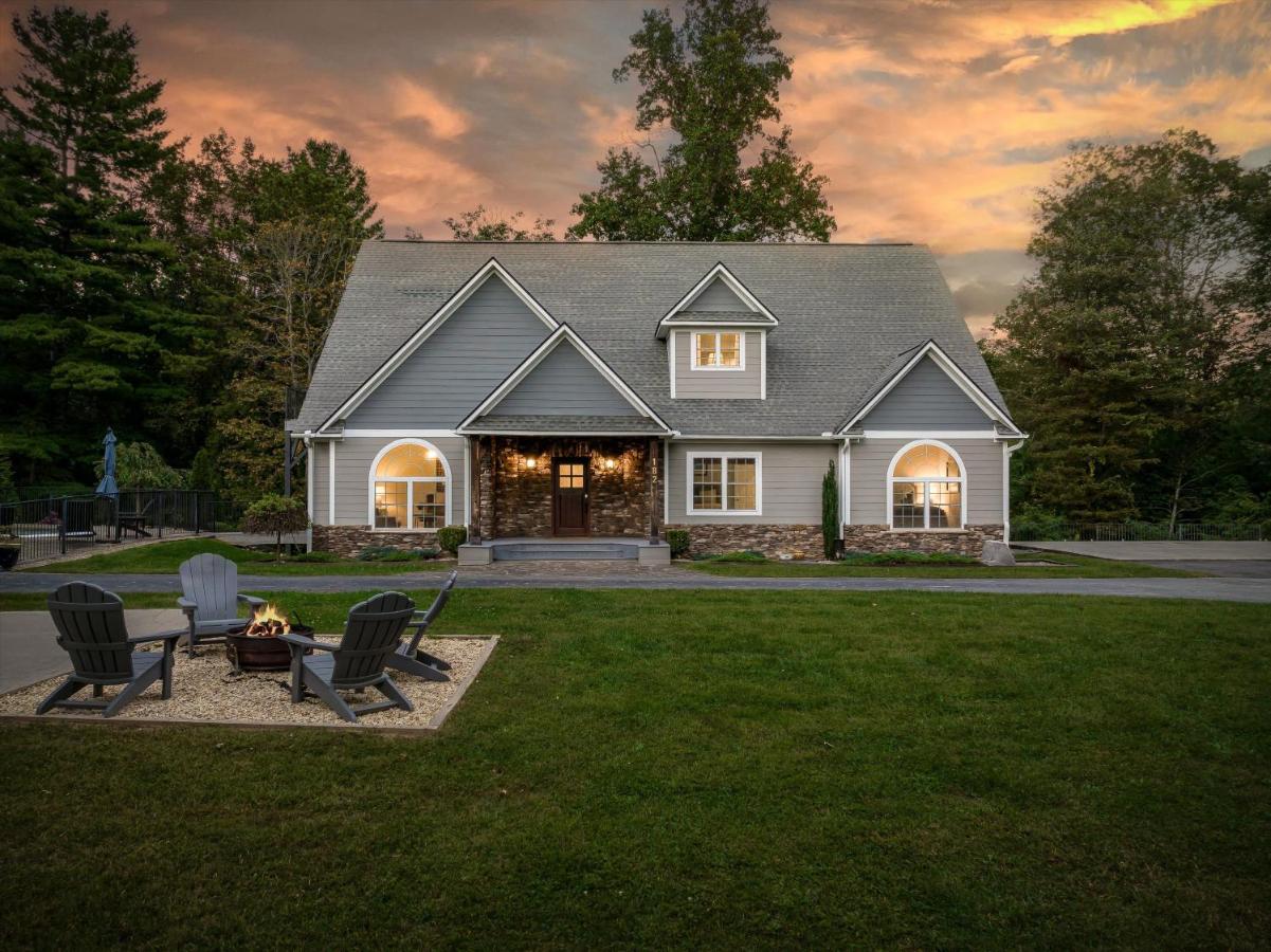 Asheville Secluded Luxury Estate | Pool, Hot Tub, Games & Theater | 15 min to Downtown - Chambres d'hôtes Asheville