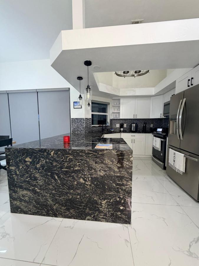 Home w Pool 25 Miles from Beaches - Chambres d'hôtes Lehigh Acres