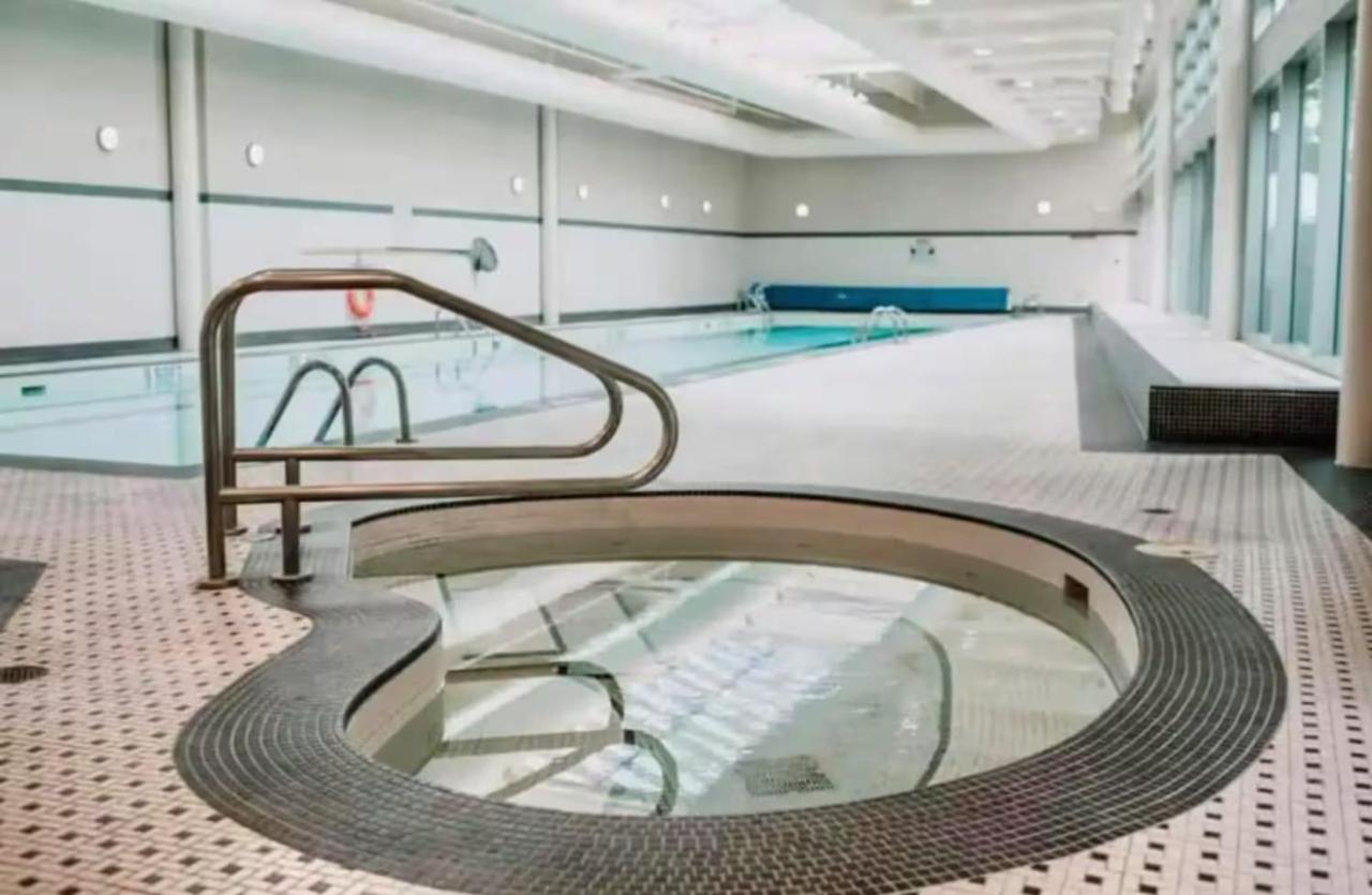 Spacious Downtown 1BR with Air Conditioning Pool Gym Free Parking - Chambres d'hôtes Vancouver