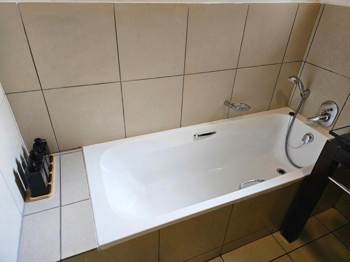 Chic 2BR Golf Estate Retreat Apartment - B&B Roodepoort