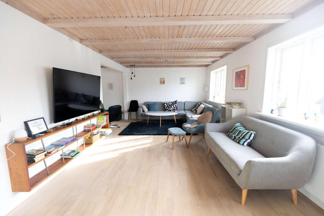 Spacious Villa in Torshavn City Centre - 10 Guests - B&B Tórshavn