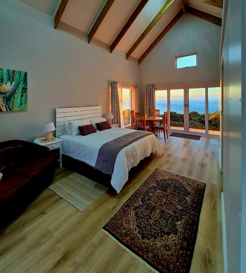 Habitación con cama grande y vistas al mar