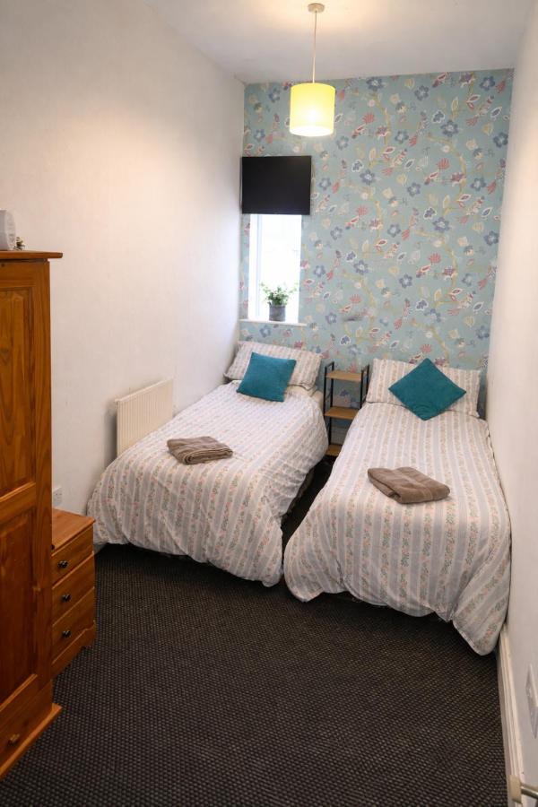 Chambre Lits Jumeaux avec Salle de Bains Commune