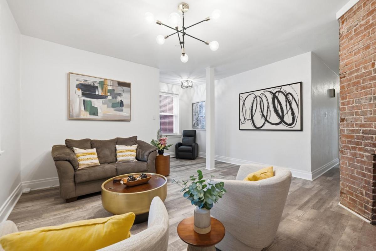 2 Bedroom Apt - Stylish, Modern, and Convenient! - B&B Pittsburgh