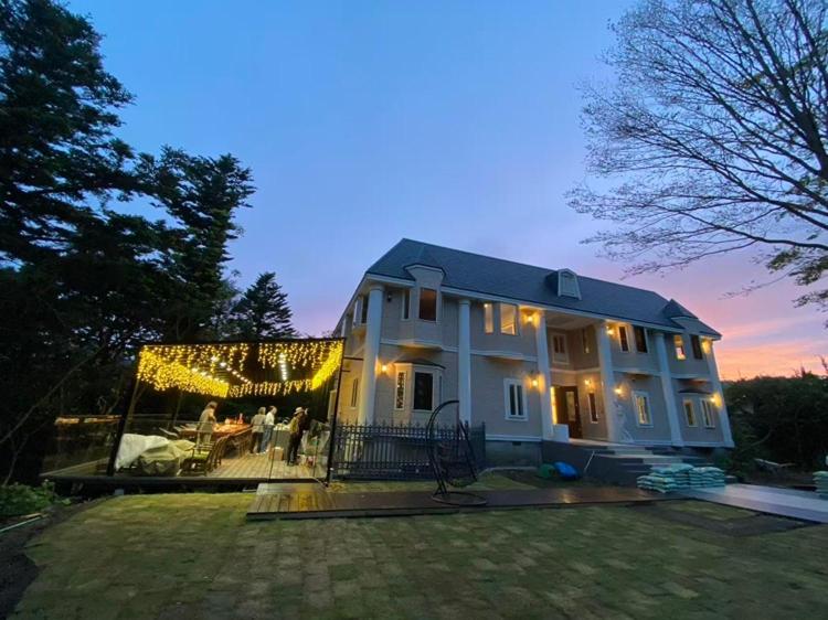 Izu Plateau House 420 square meters, BBQ , 8 bedrooms, 1 living room 2kitchen 6 toilets 5 bathroom 1 onsen - Chambres d'hôtes Yawatano