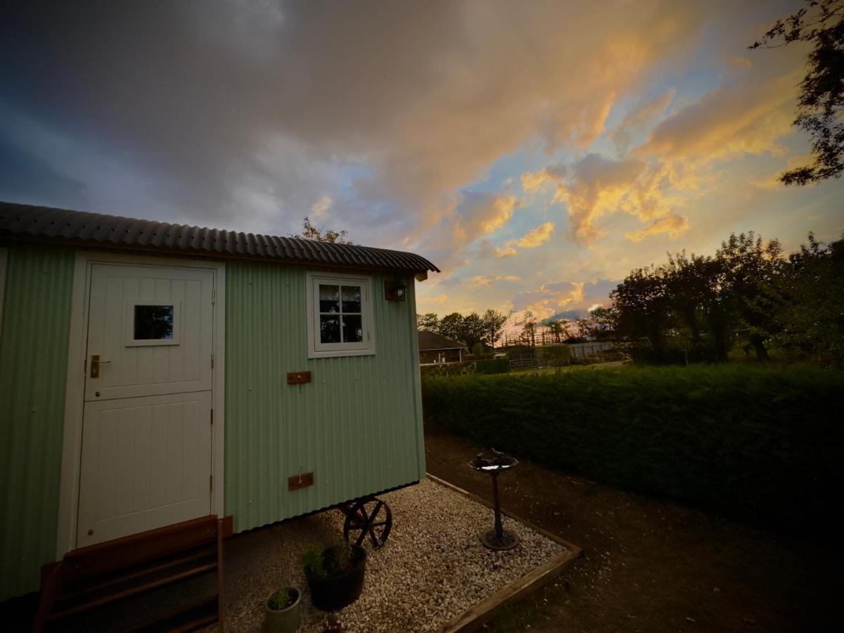 Luxury Shepherds hut with wood fired hot tub on Lincolnshire Coast - Chambres d'hôtes Mablethorpe