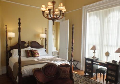 Deluxe King Suite with Landmark View