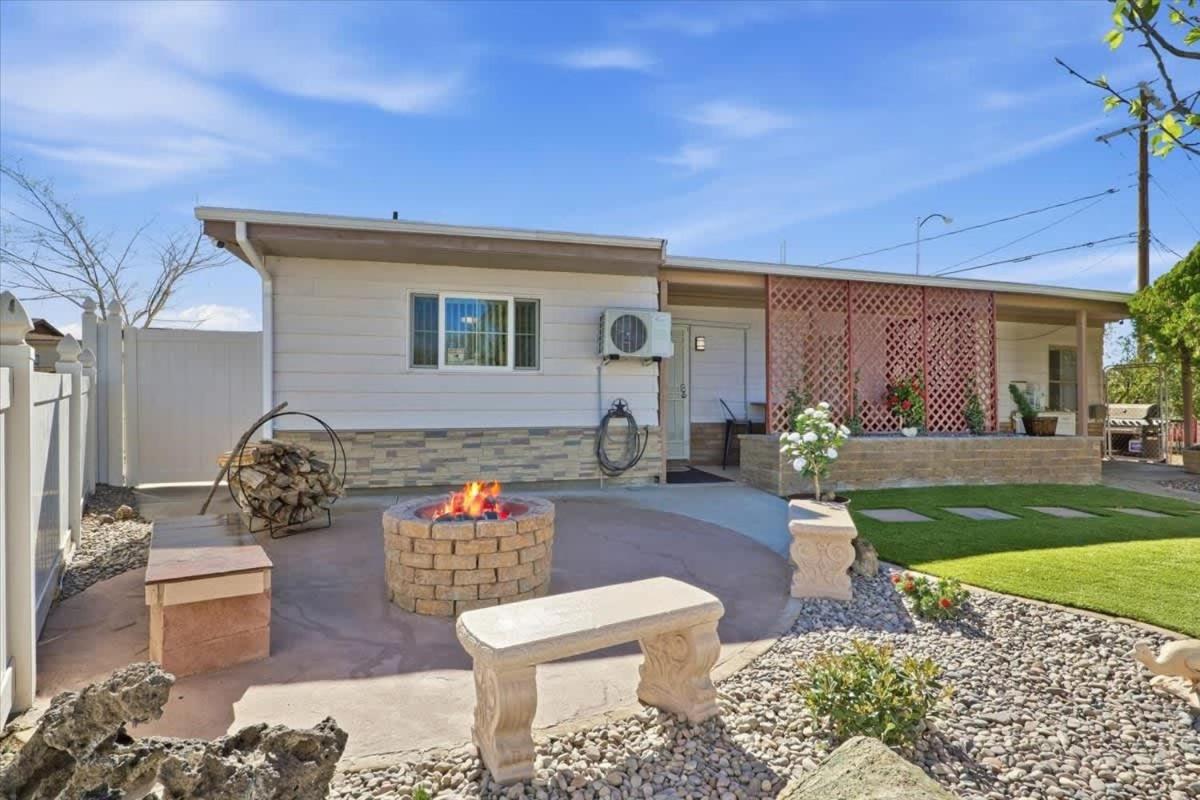 Modern 1BR Retreat with BBQ & Fire Pit - Near Downtown - B&B Las Vegas