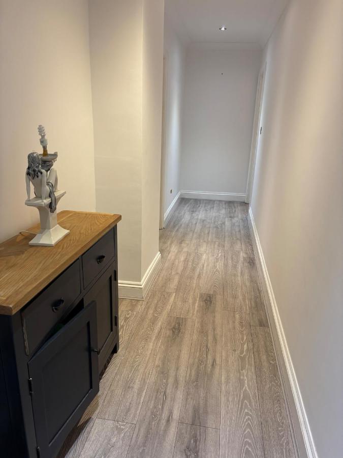 The Moon Stylish Cosy Apartment Near Pontypool - B&B Pontnewynydd