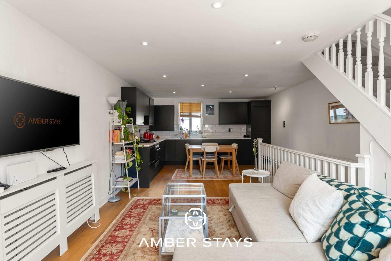 Spacious 2 Bedroom Maisonette in Camden by Amber Stays, Perfect for Long Term Stays, Sleeps 4 - B&B London