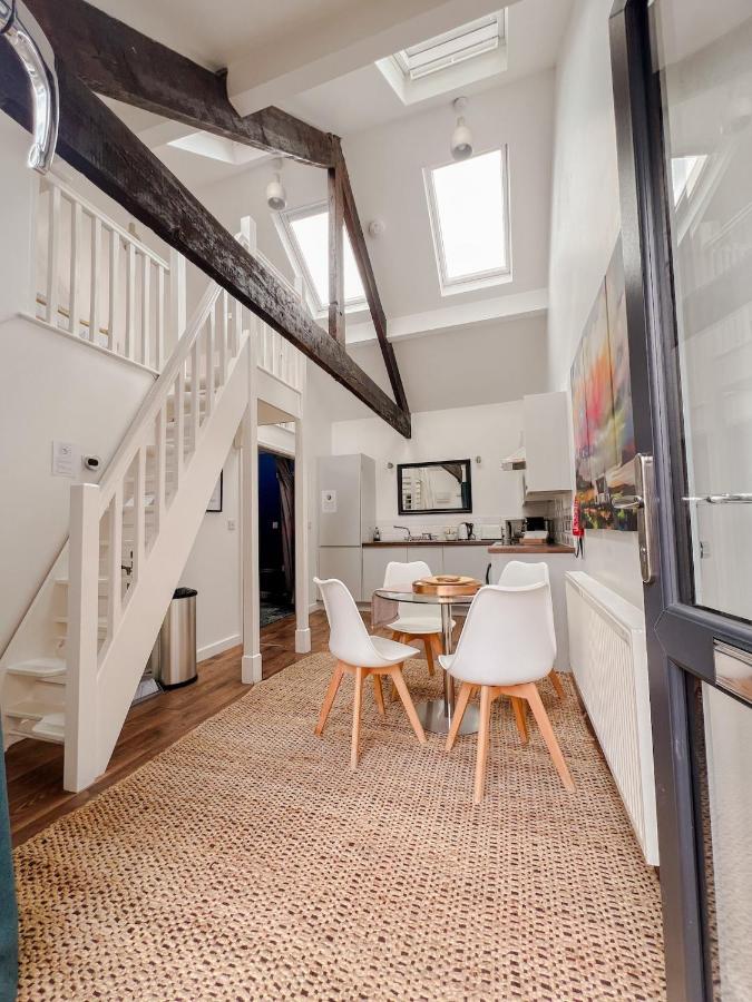 Stylish Loft in Stockport - Free Parking - 10 min to Manchester - Flat 1 - Chambres d'hôtes Stockport