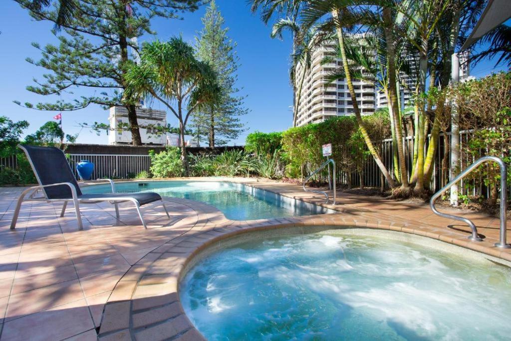 Seaside Getaway - King Bed - Large Private Courtyard - Parking - B&B Gold Coast