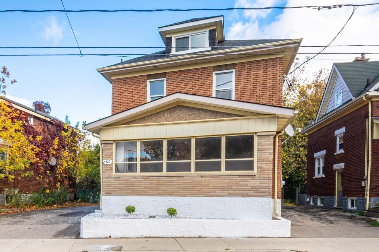 3 BD Suite Walk to Downtown Bonus Room for Work or Kids - B&B Kitchener
