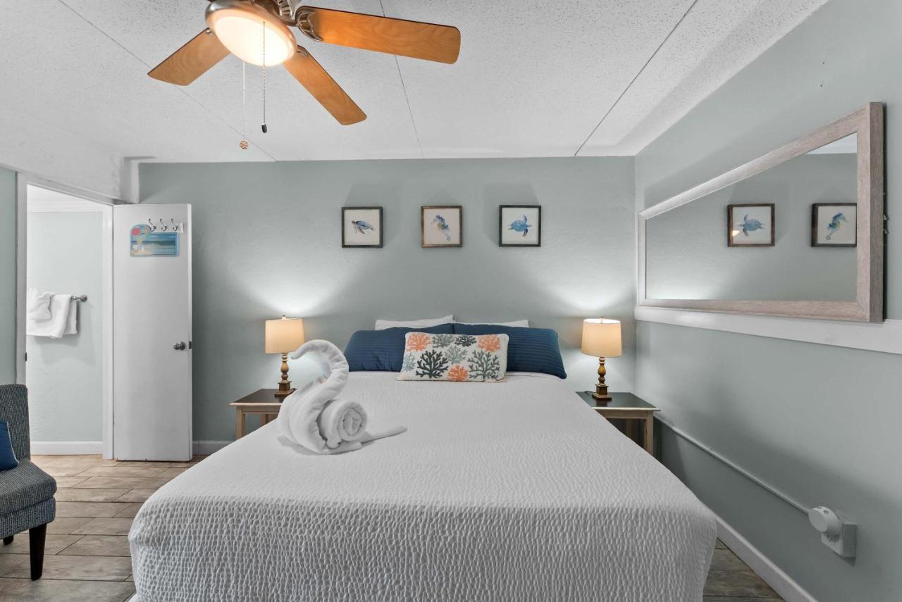 Studio for Two Near Beach Access Dining and Shops - B&B Gulf Shores