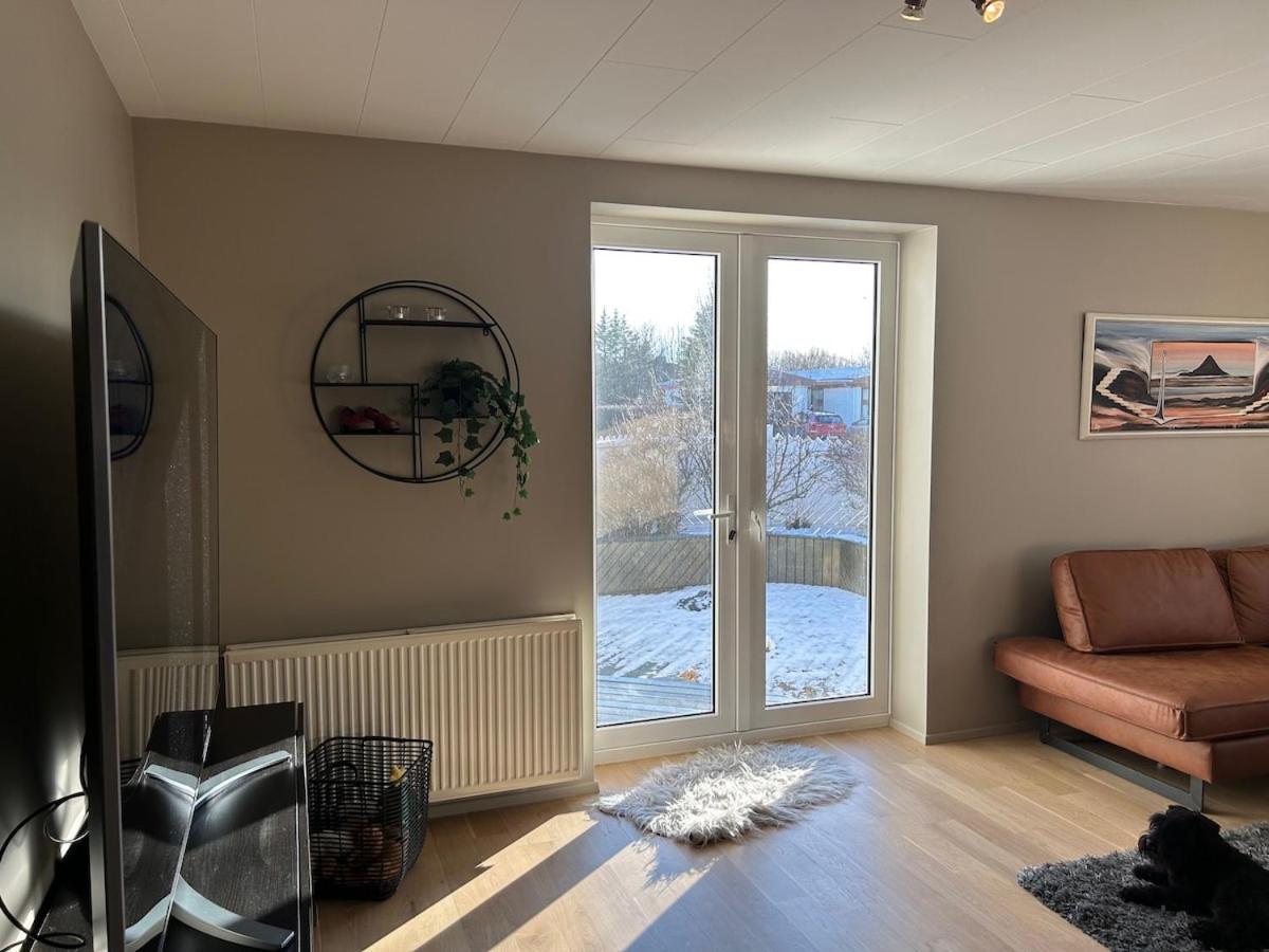 Spacious Family Home with Hot Tub near KEF Airport - B&B Keflavík
