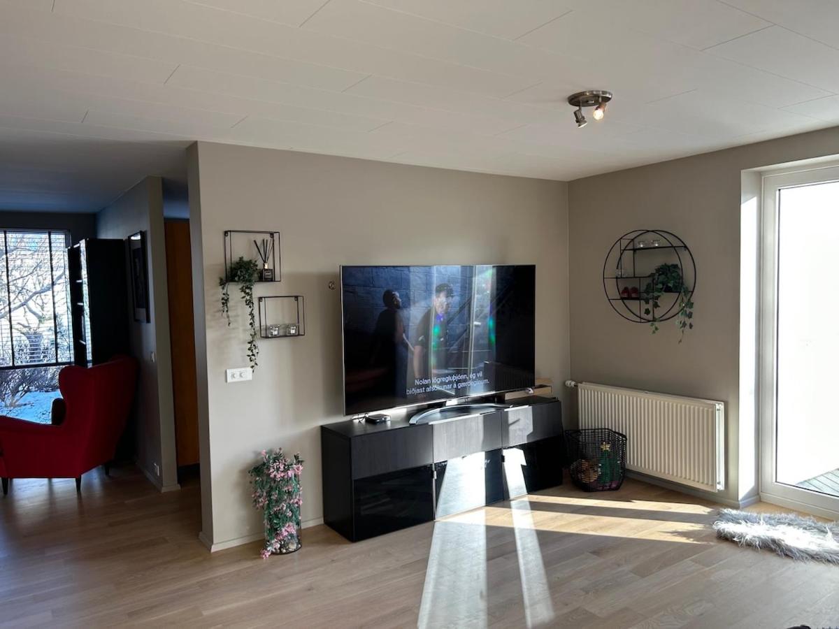 Spacious Family Home with Hot Tub near KEF Airport - B&B Keflavík