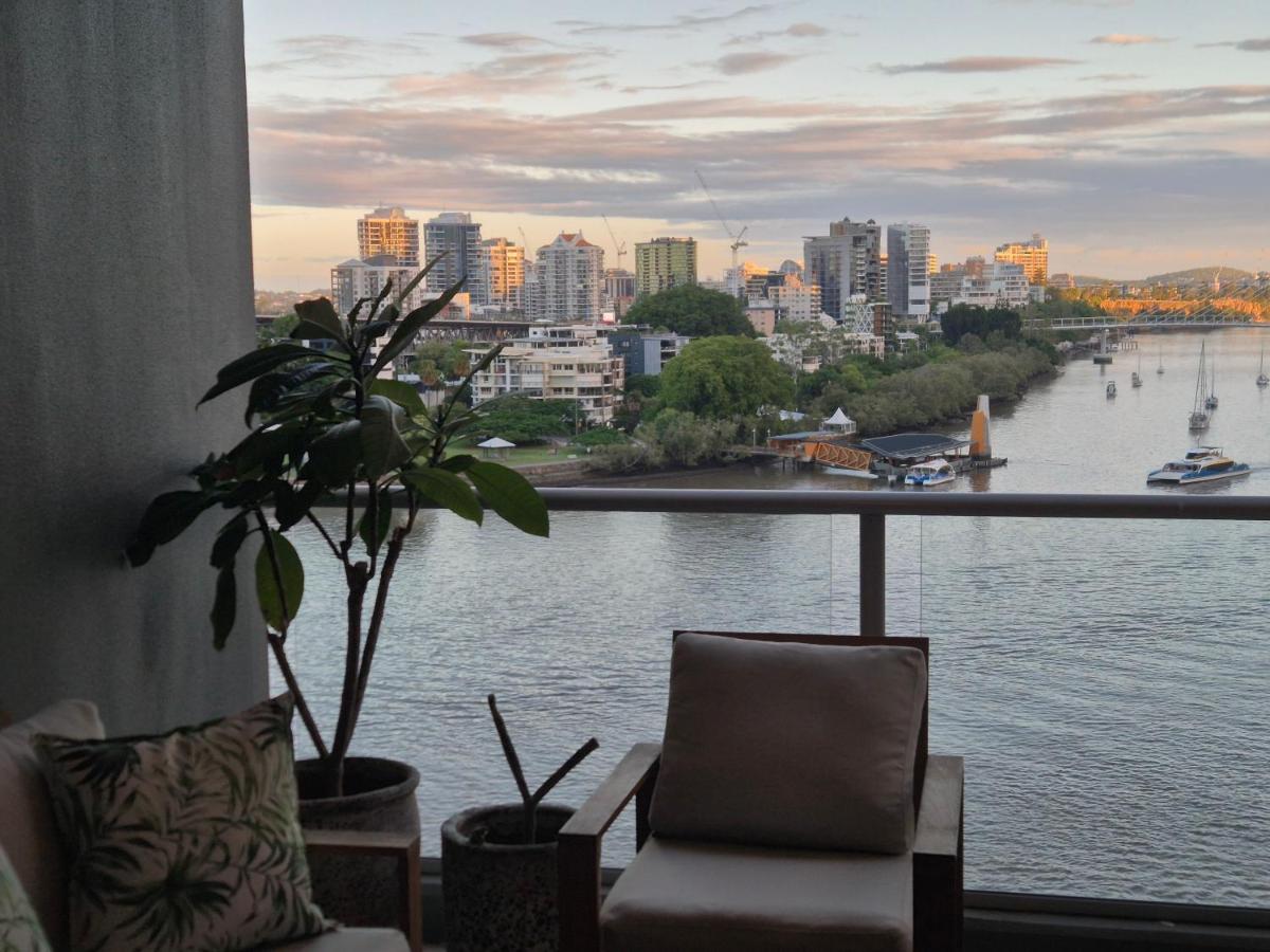 Tropical City Escape on Brisbane River - Balcony with Deluxe River Views-Free Parking - B&B Brisbane