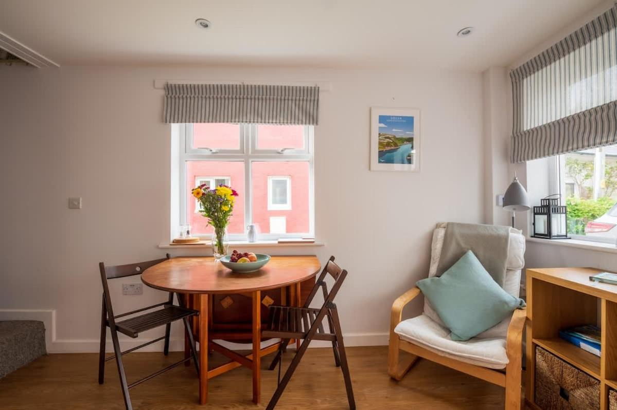 Riverside Bothy In Heart of Scenic Harbour Village - Chambres d'hôtes Solva