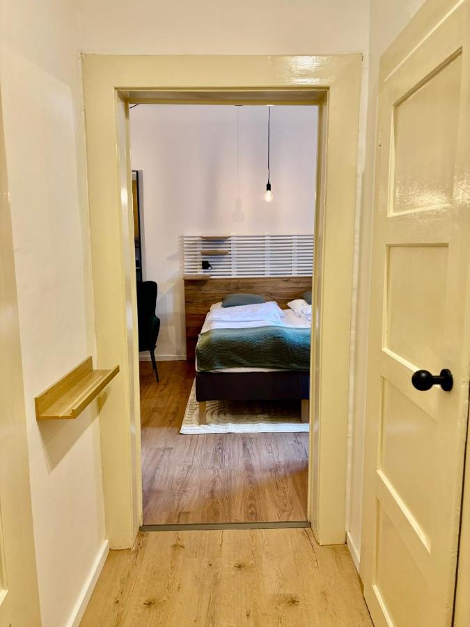 Urban Studio - Tram Stop at Your Door, Metro 5-min Walk - B&B Praga