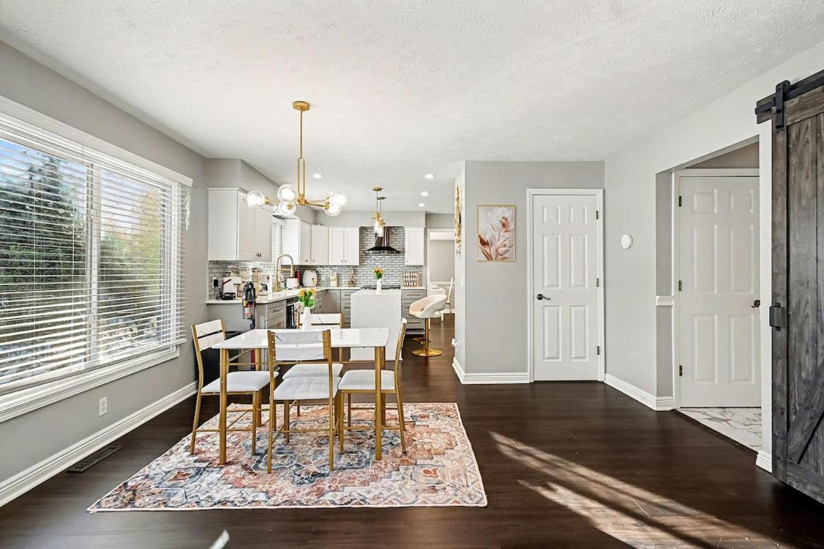 Golden Haven Stylish 5BR Modern Home 4 Baths - B&B Omaha