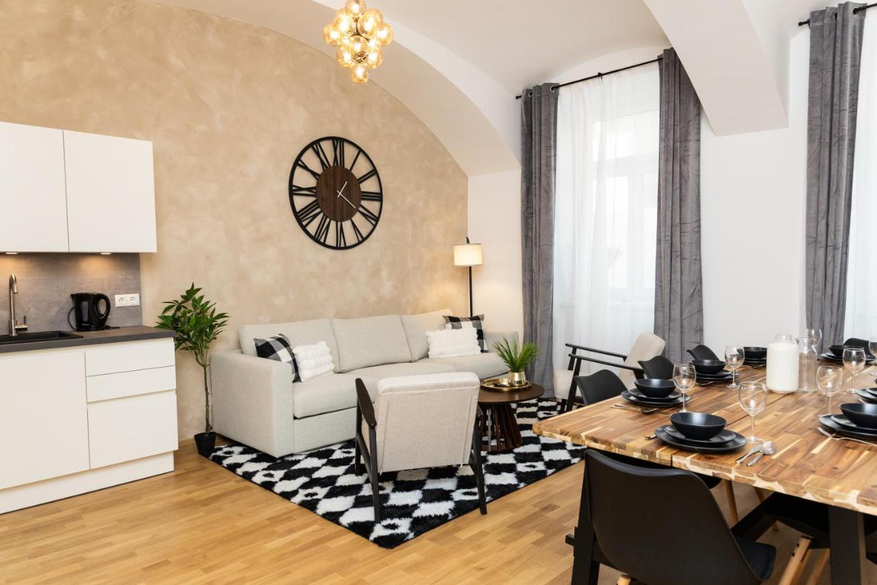 High-End 3 Bedroom Apartment l Free Parking l AC in Every Room l Sleeps 11 - Chambres d'hôtes Vienne