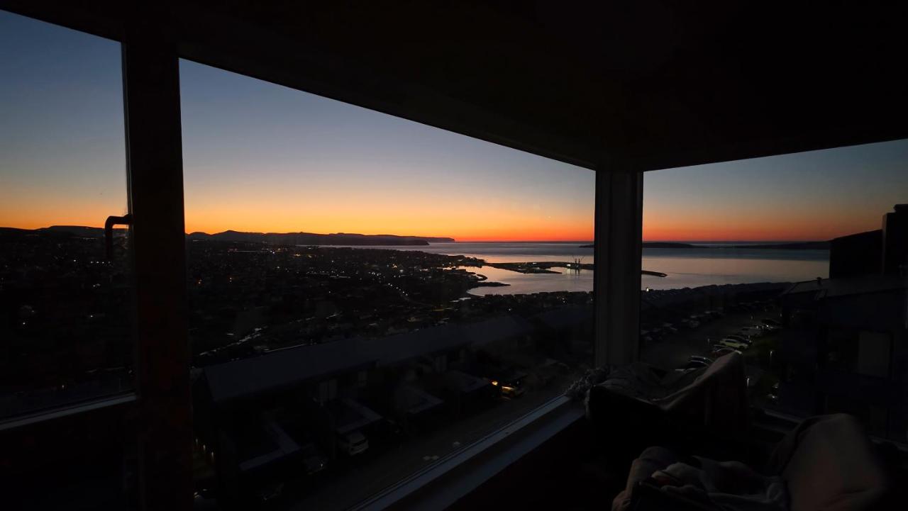 Skylark - penthouse - panorama view - city life - B&B Argir