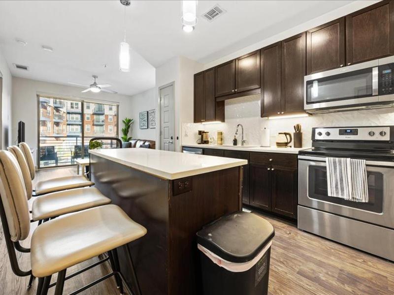 Luxe 1BR Stay with Pool, Gym & EV Charger - B&B Frisco