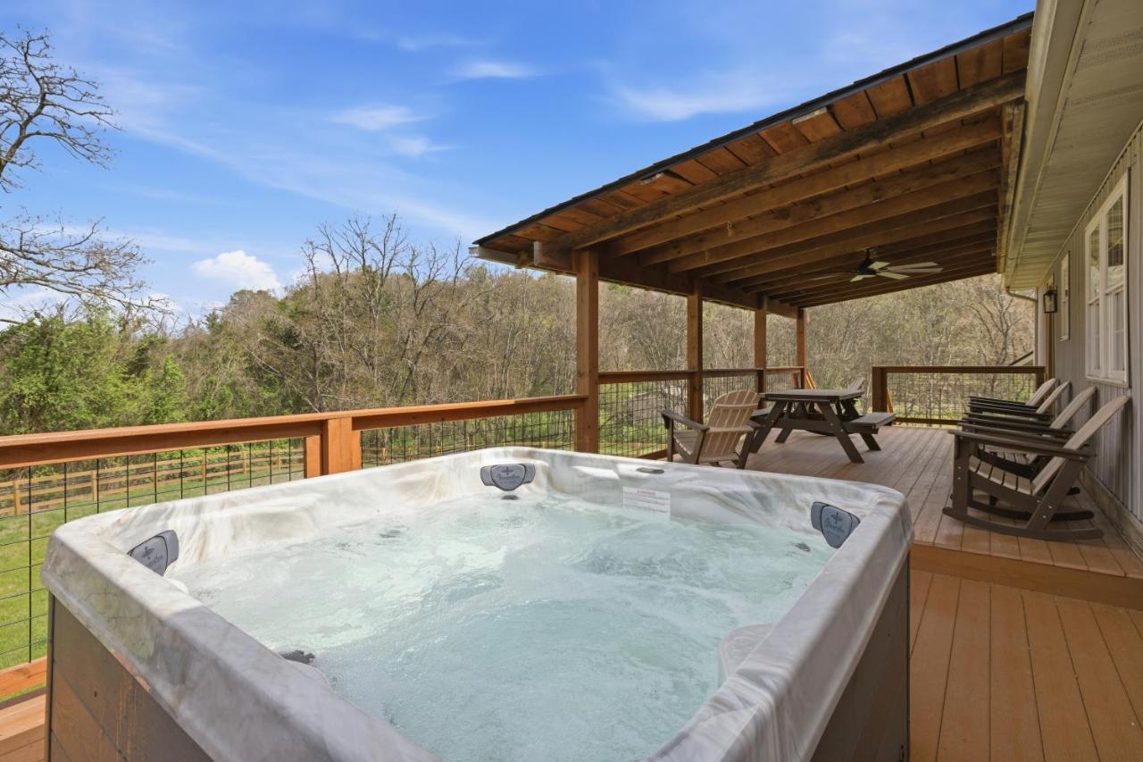 Lazy Bear Meadow | Dog-Friendly Cabin with Fenced Yard, Hot Tub & Putting Green - Chambres d'hôtes Sevierville