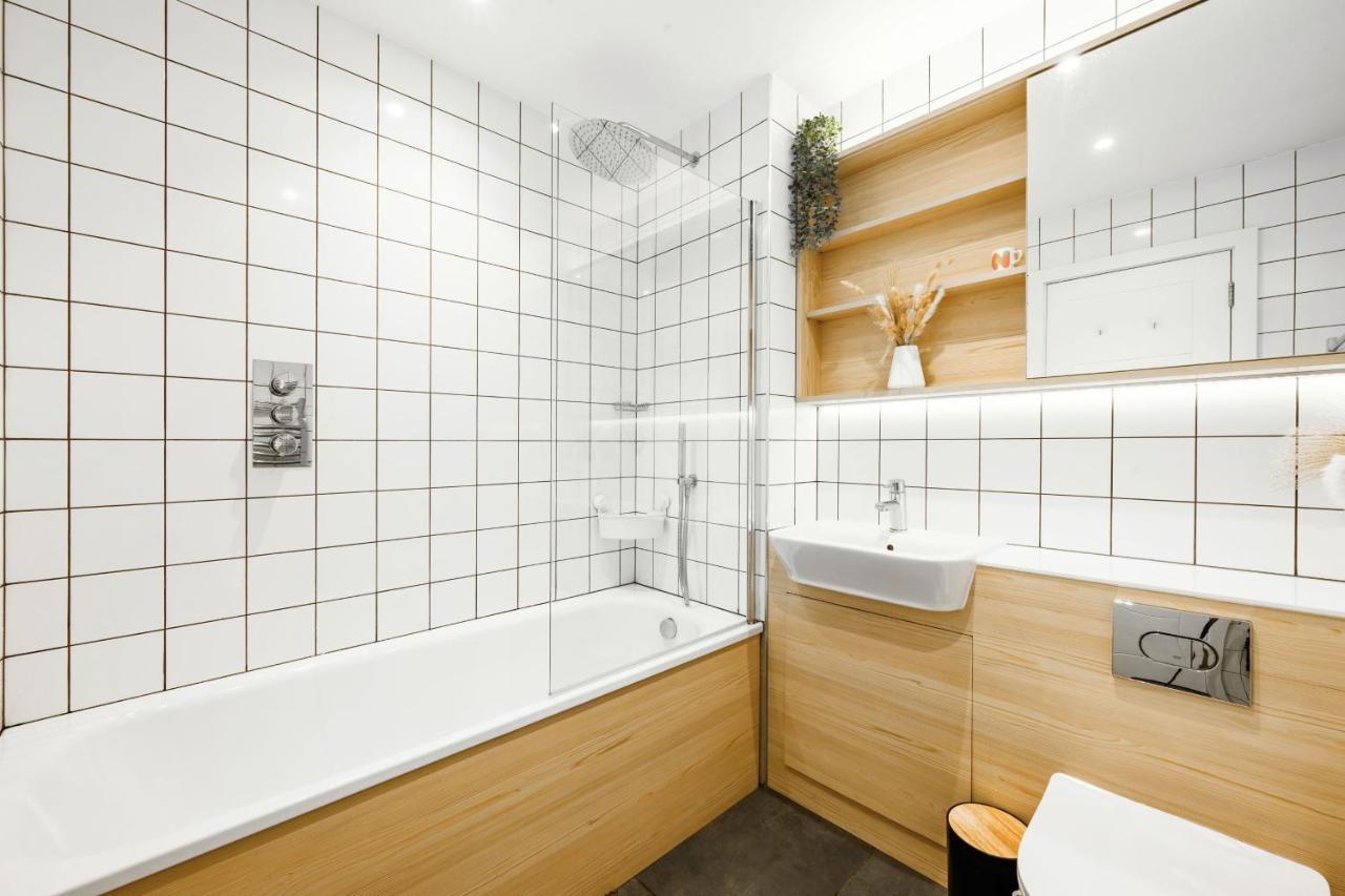 Spacious 5-Bed Apartment for Groups · Free Parking - B&B Birmingham