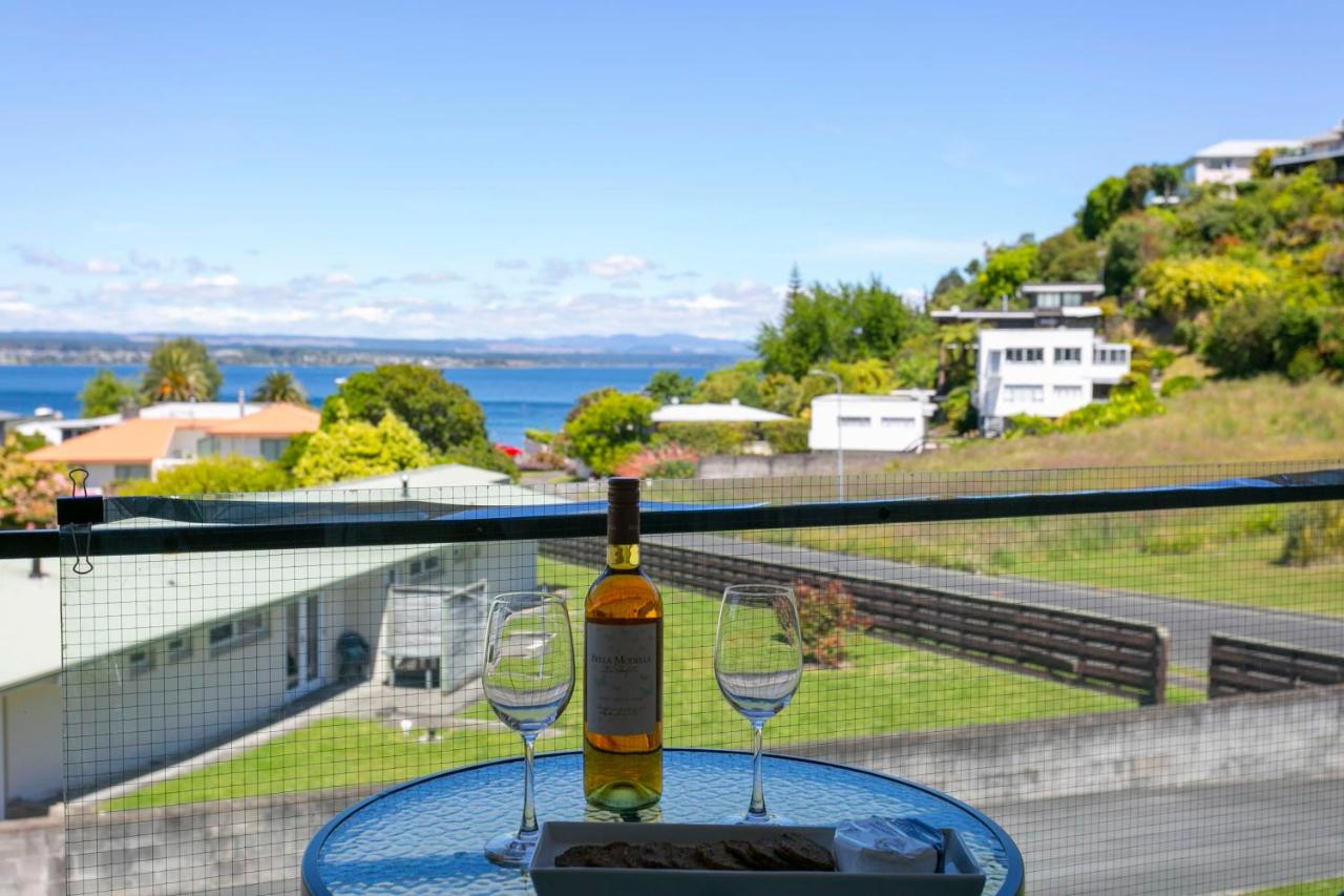 Amazing Lake Views - Stroll Down to the Lake - Bed and Breakfast Taupo