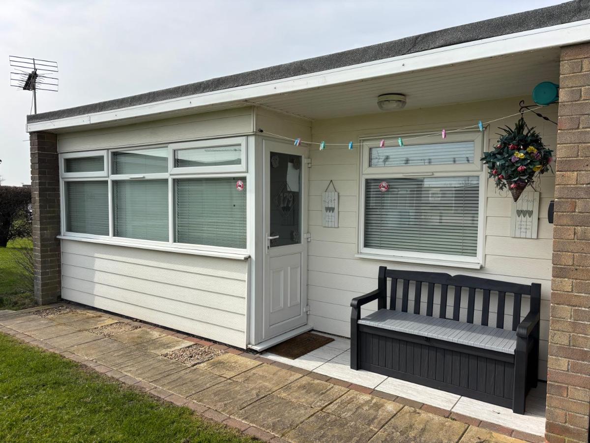 179, Two bed chalet on Sund0wner Holiday Park - Sleeps 4, free WiFi, sorry no pets - entertainment options close by - B&B Hemsby