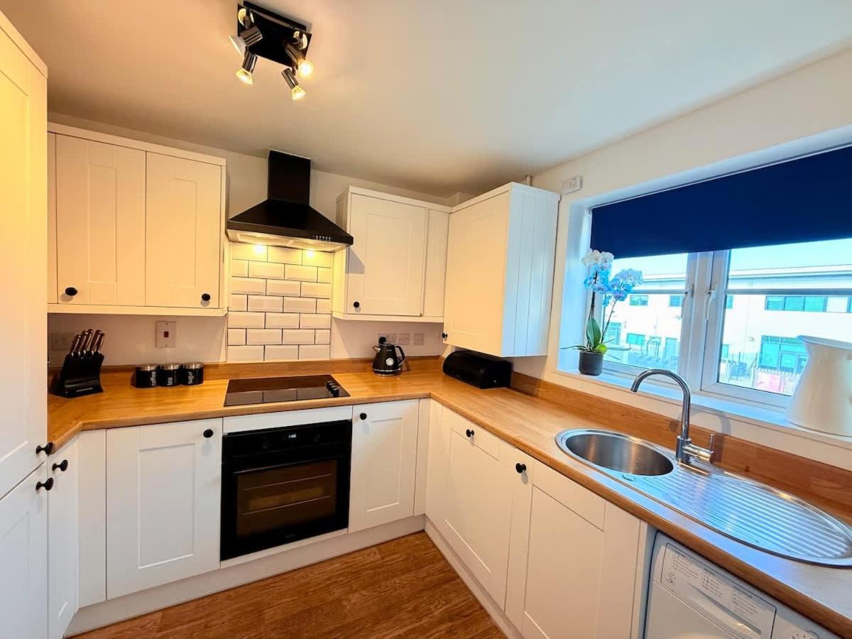 Filton's 2 bedroom Flat with Parking next to Filton College - Ferienwohnung Bristol