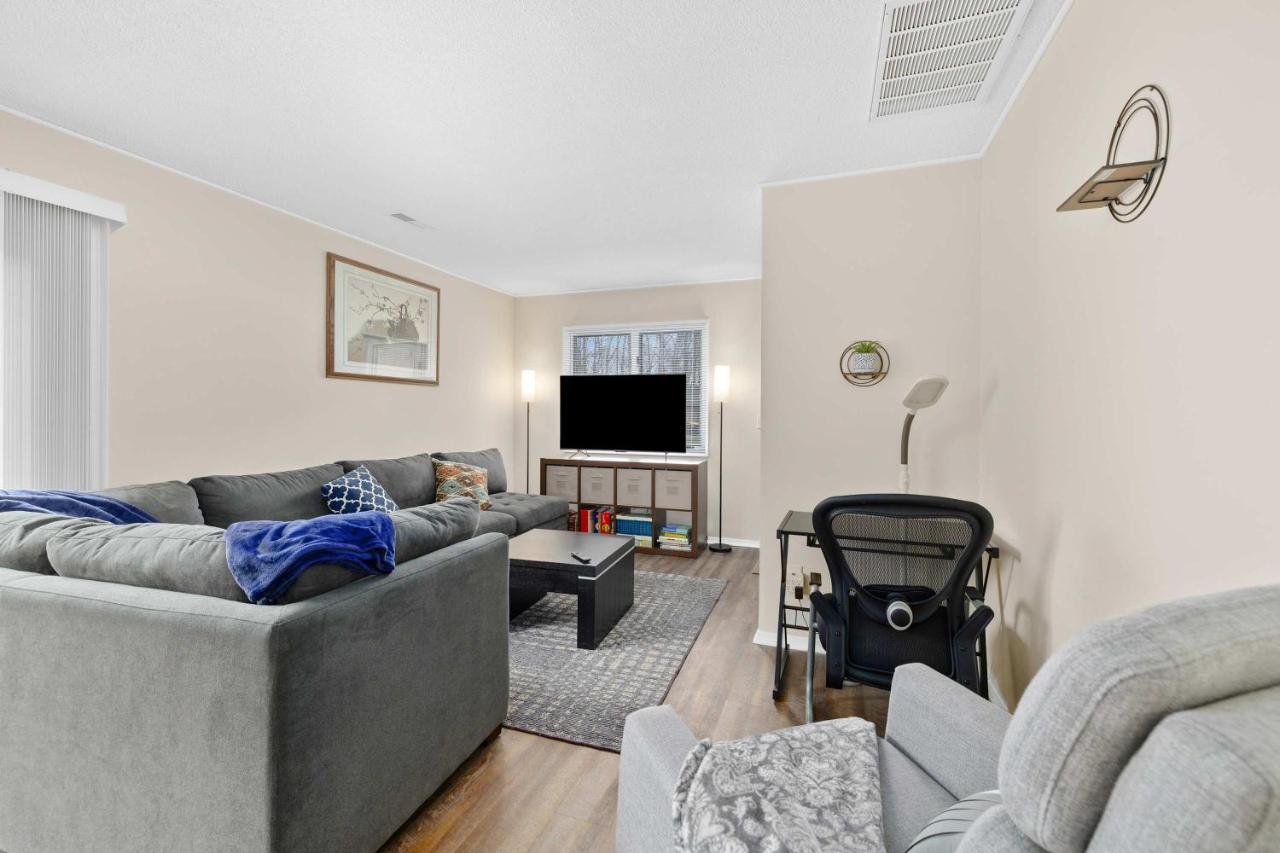 Cozy 2BR - Condo -Near Zoo - Fast WiFi -Garage - B&B Fort Wayne