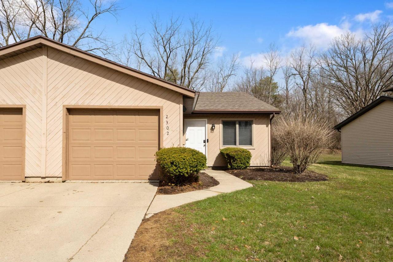 Cozy 2BR - Condo -Near Zoo - Fast WiFi -Garage - B&B Fort Wayne