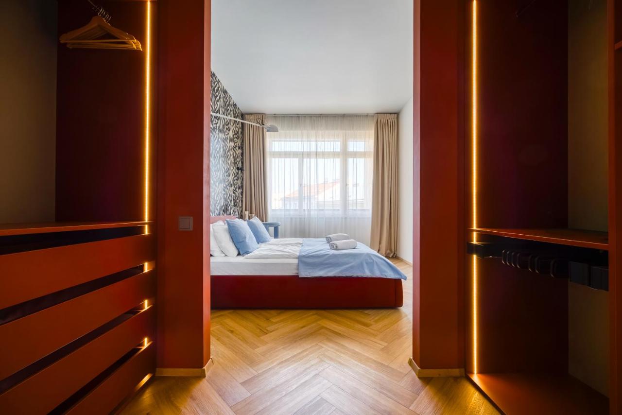 Central Prague APT - Wenceslas Square 5 min - AC, 2 Double Beds & Balcony by Gravity Prague - B&B Prague