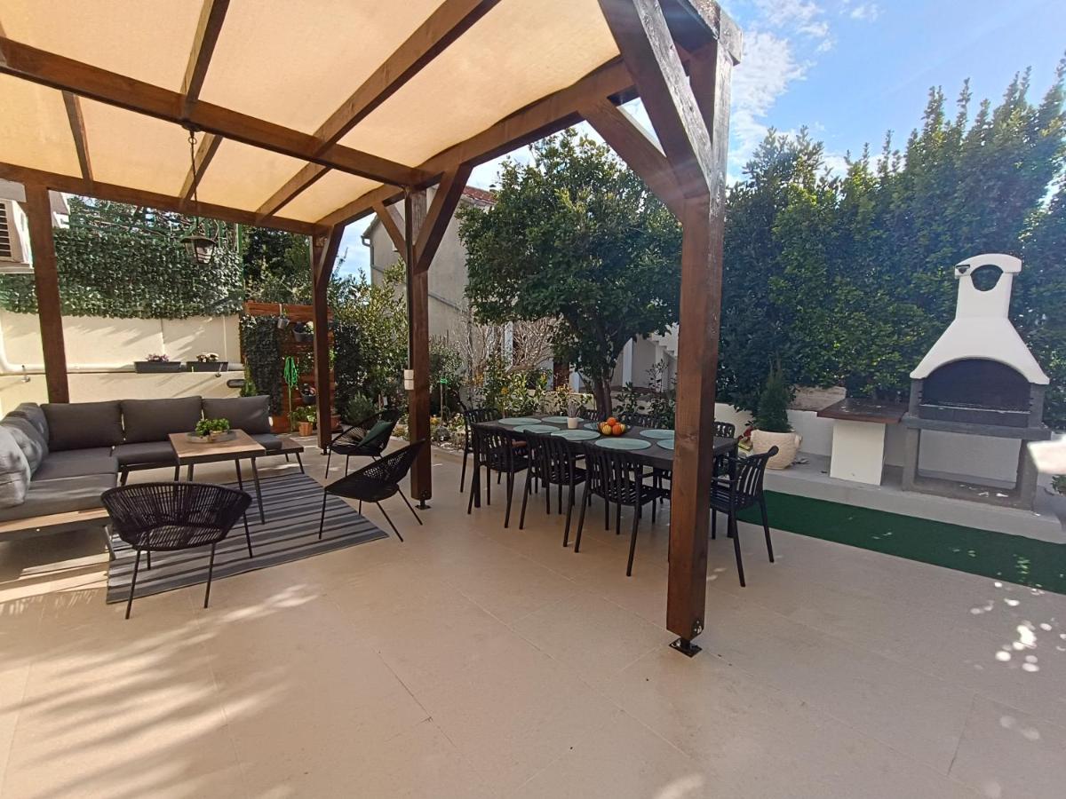 BugenVila , Central 3BR Home with Garden & BBQ - B&B Novalja