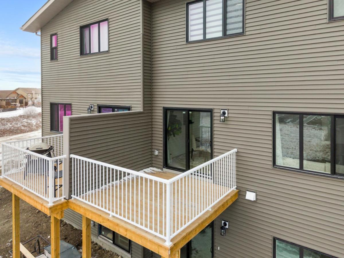 Cochrane 3BR Home with Mountain Views – 2 King Beds, Central AC, Double Garage - B&B Cochrane
