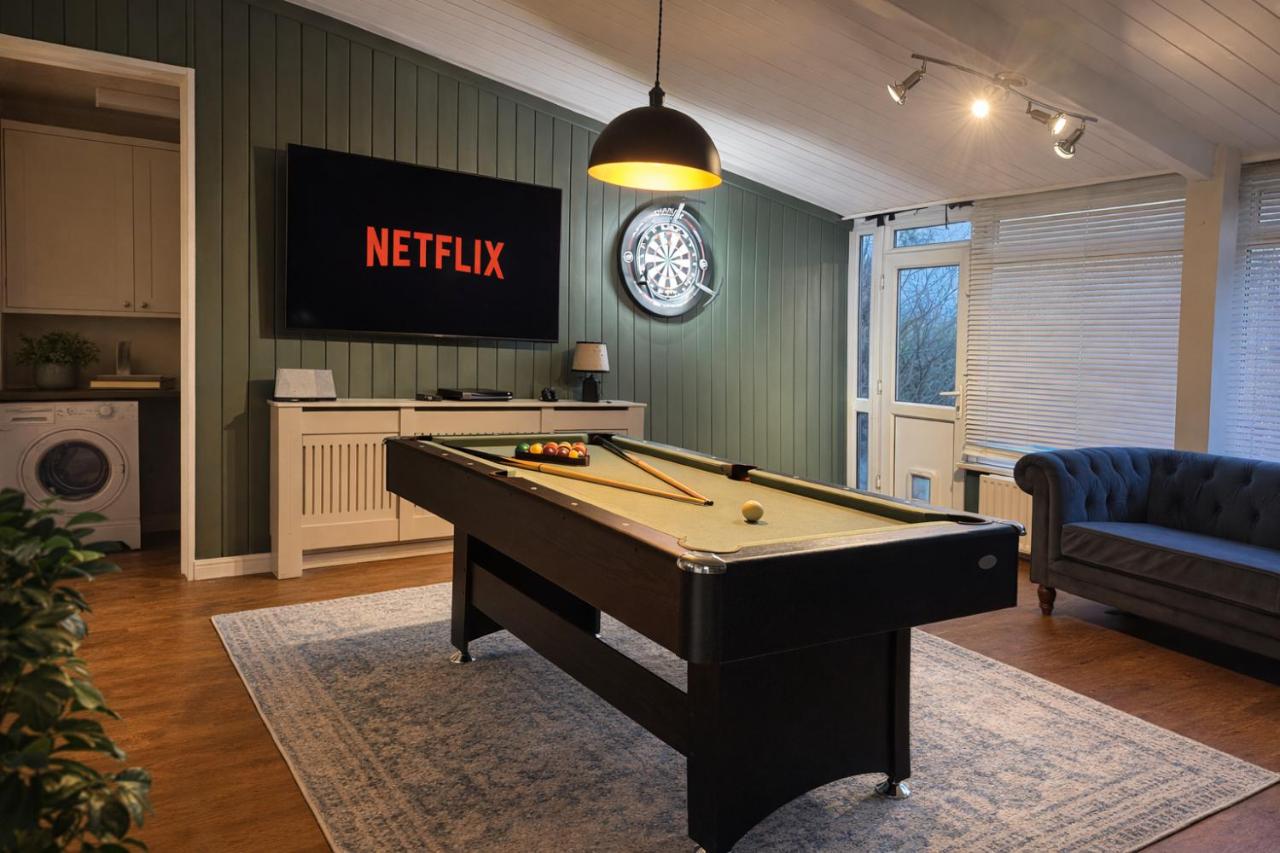 Spacious 5 Bedroom House, Sleeps 10, with Games Room, Gated Parking and Large Garden - Chambres d'hôtes Nottingham