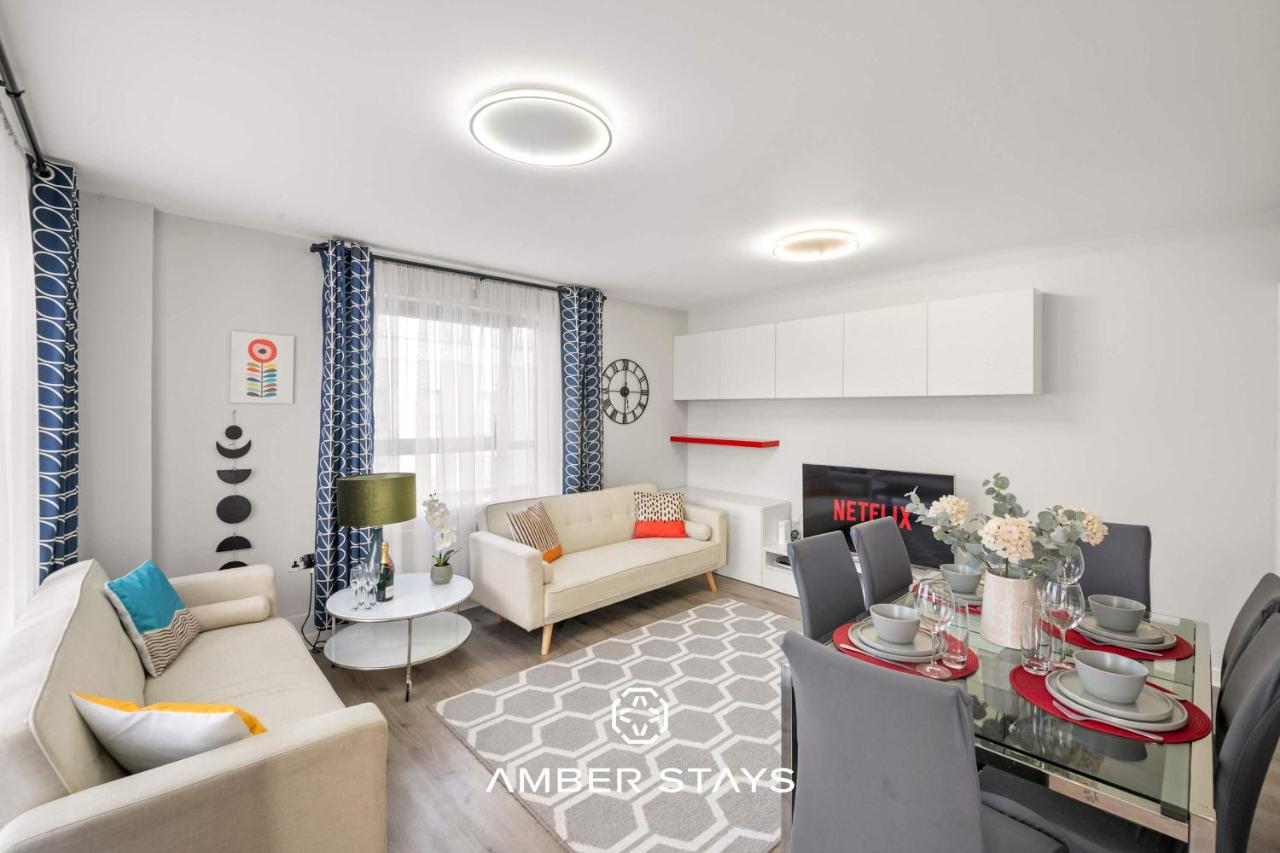 Modern 3 Bed Apartment in Acton by Amber Stays, Perfect for Business & Contractors - B&B London