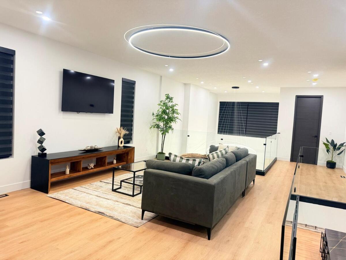 Downtown Luxe Elegant Stay for 2 King Ensuite - B&B High River