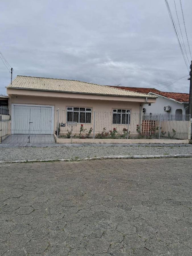 casa espacosa a 100 metros da praia do sonho - B&B Palhoça