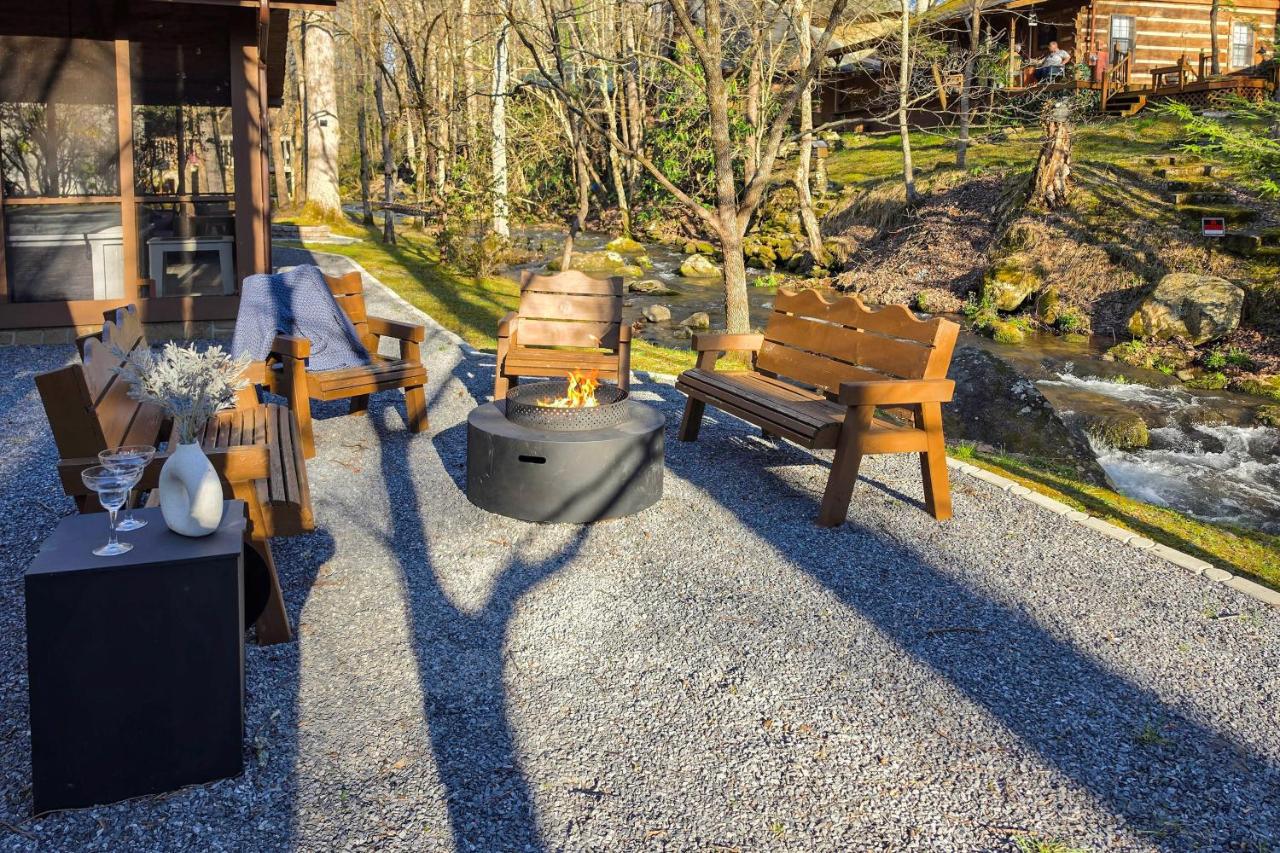 Hot Tub and Fire Pit Creekside Gatlinburg Getaway! - Chambres d’hôtes Gatlinburg