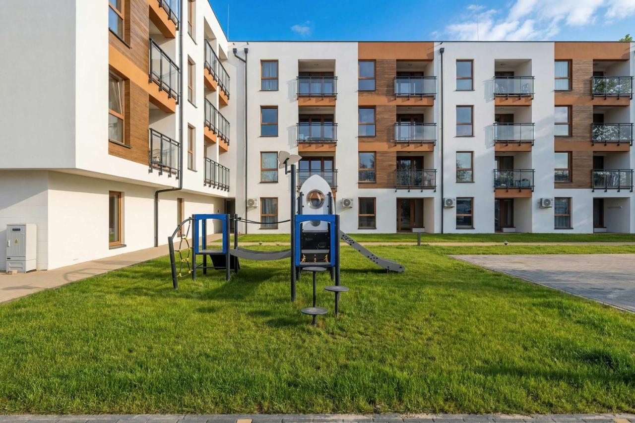 Enklawa - Apartament z Balkonem i Parkingiem Blisko Plaży i Jeziora by Noclegi Renters - Chambres d'hôtes Mielno