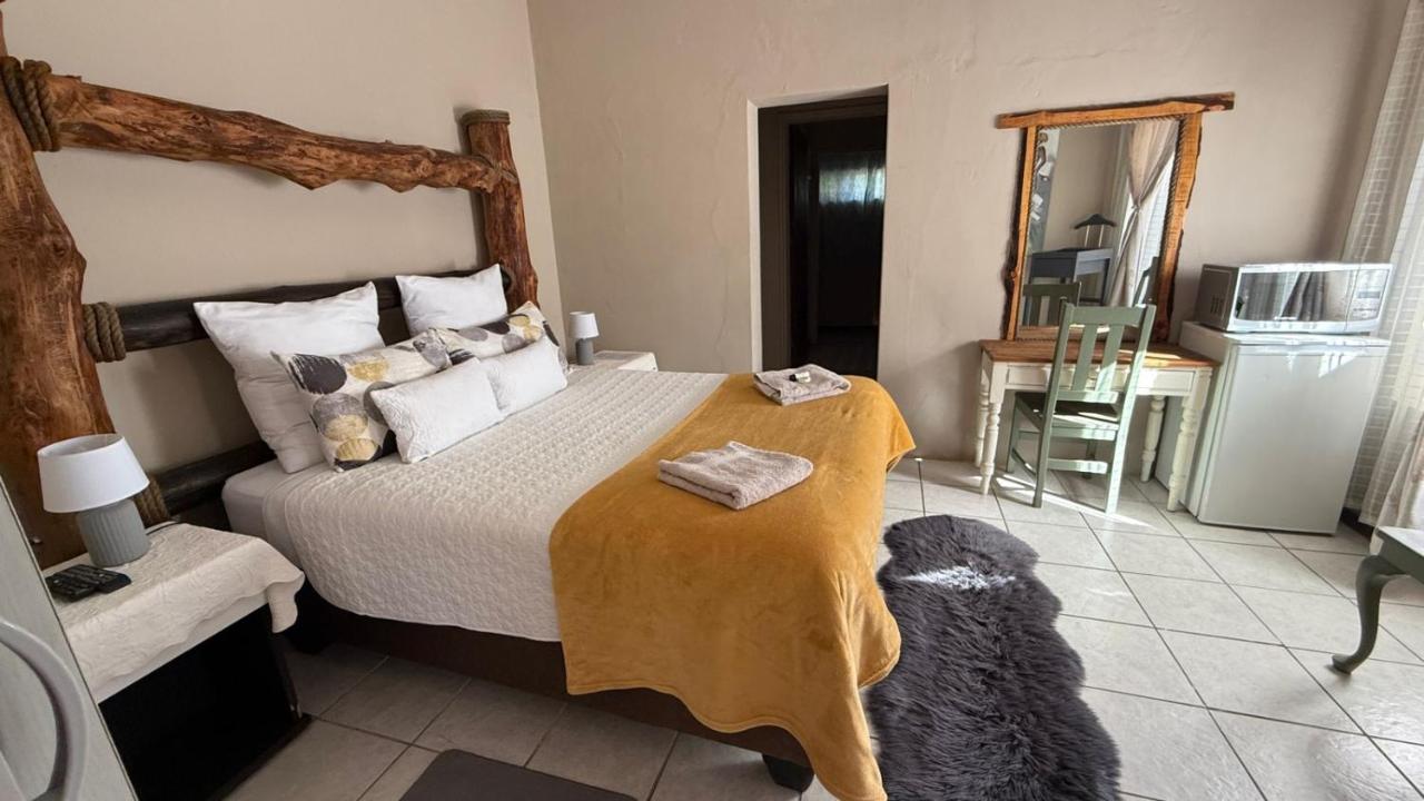 Marzel Guesthouse - Room 2 - Ferienwohnung Britstown