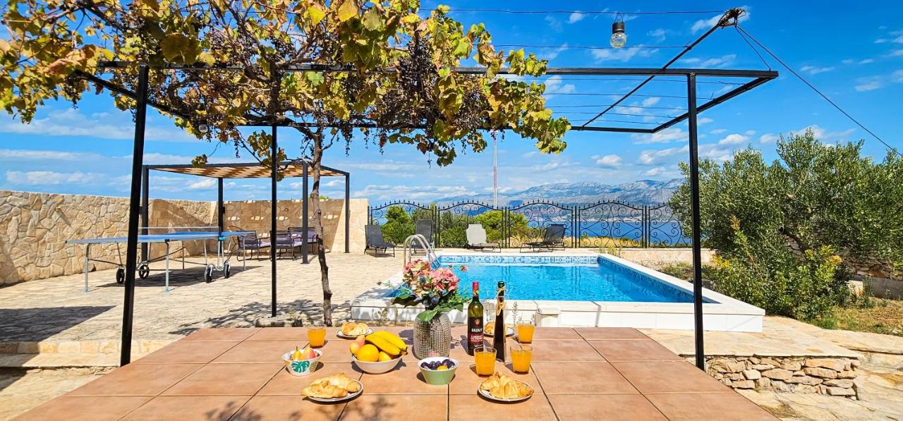 Stone House with Pool, Set in Idillic Countryside - Villa Mir - B&B Postira