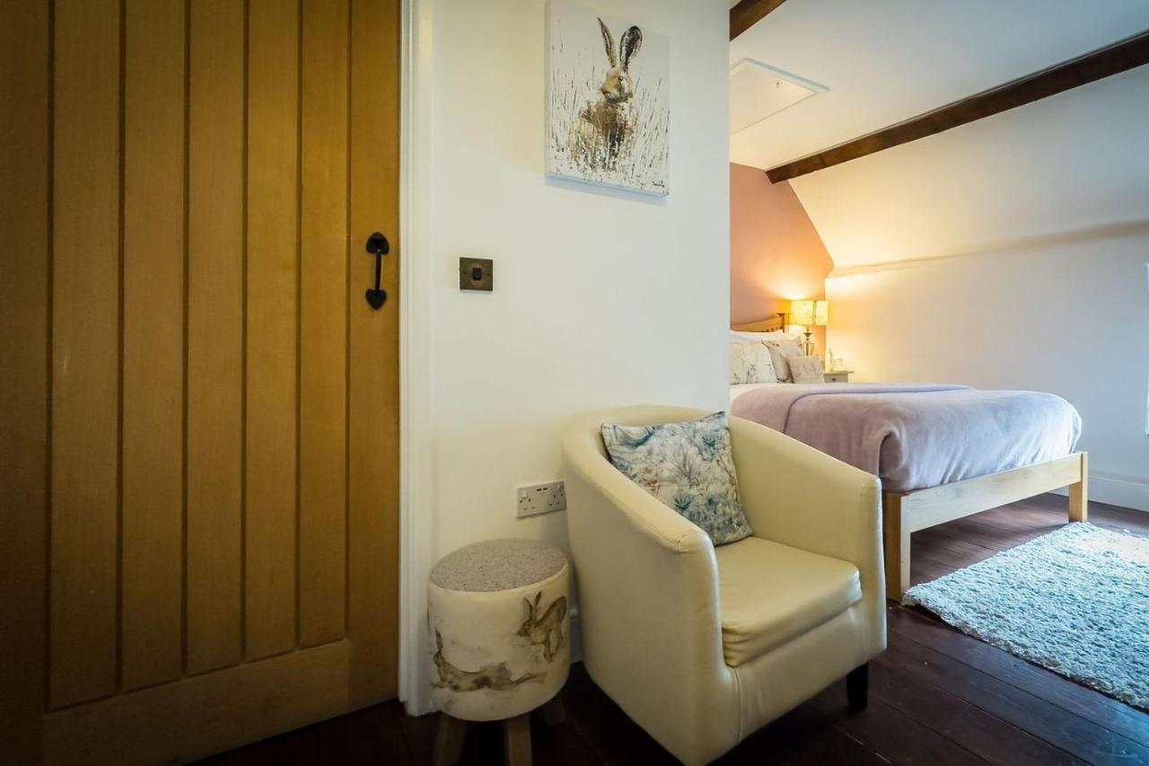 Habitación con cama extragrande.